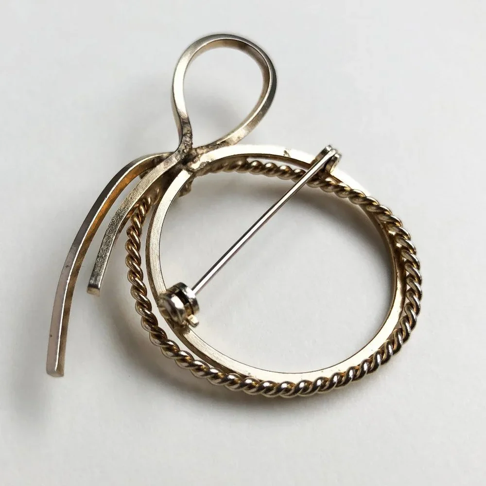 Elegant round brooch for women, pearl bow lapel brooch